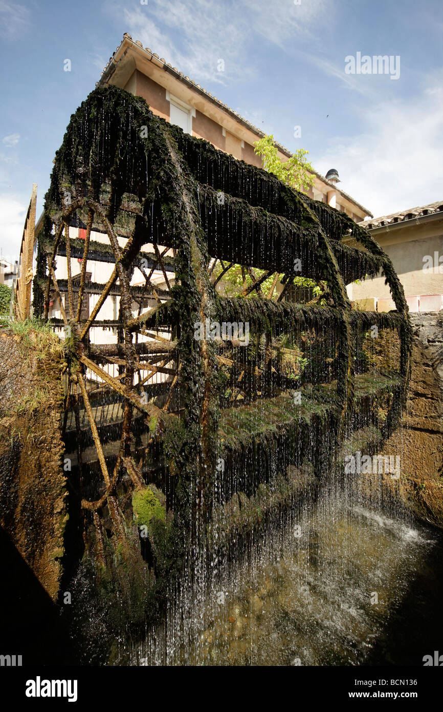 Tipica acqua ruota sul fiume Sorgue nel piccolo villaggio Ile sur la Sorgue Provence Francia Europa Foto Stock