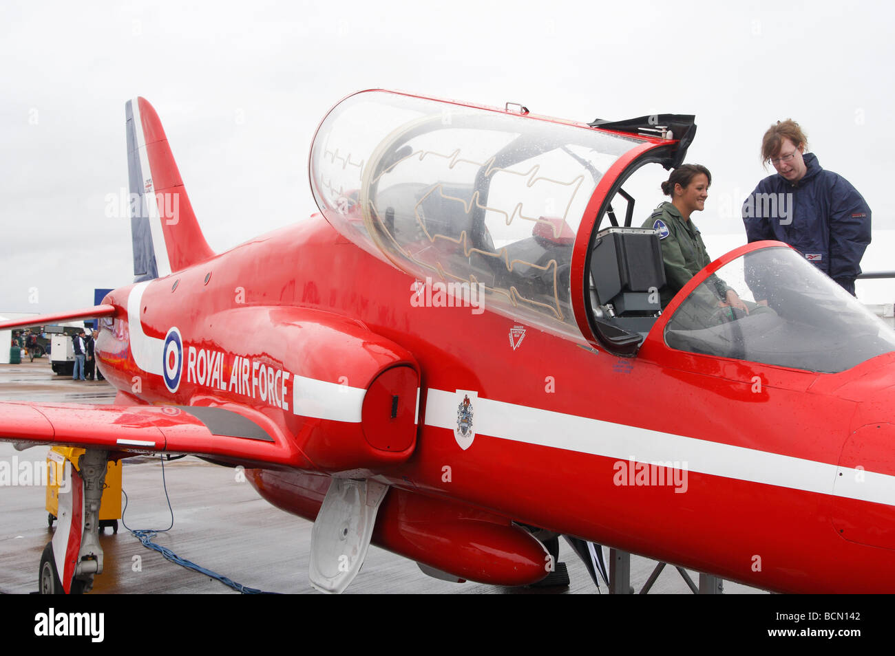 "Frecce rosse' Hawk aeromobili e pilota femmina a "air show", [RAF Fairford], Gloucestershire, England, Regno Unito Foto Stock