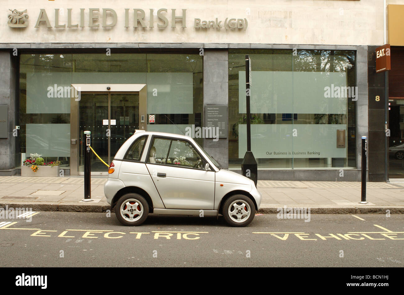 Londra auto elettrica punto di succo di energia elettrica di ricaricare il post in Westminster con G Wiz auto elettrica veicolo collegato Foto Stock