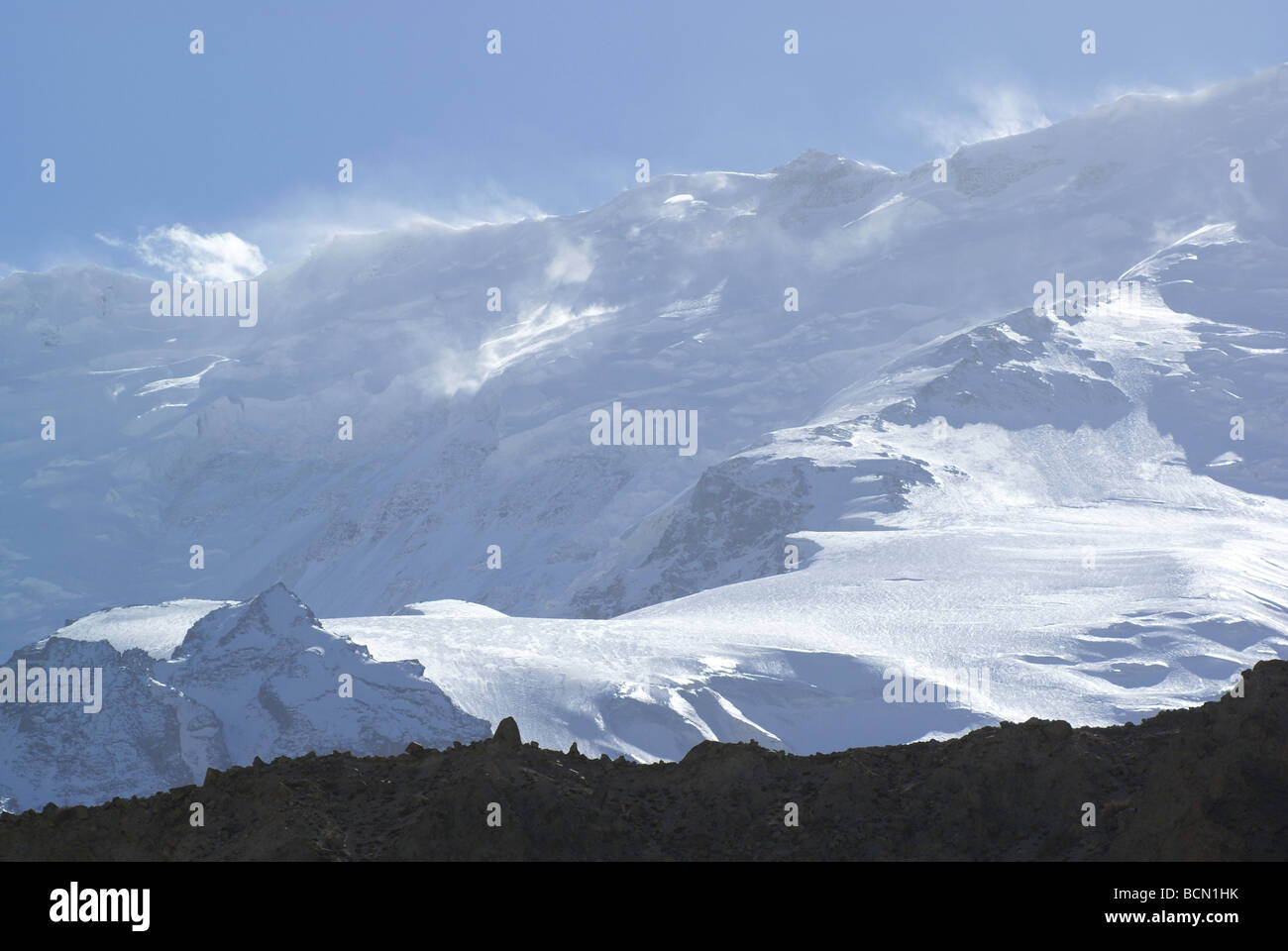 Maestosa montagna di neve, Tashkurgan tagiko contea autonoma, Kashgar Prefettura, Xinjiang Uyghur Regione autonoma, Cina Foto Stock