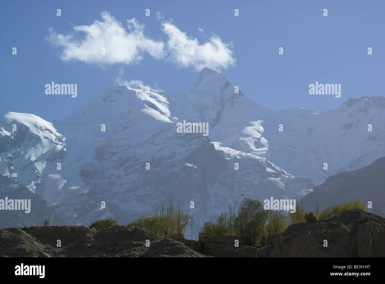 Villaggio ai piedi della maestosa montagna di neve, Tashkurgan tagiko contea autonoma, Kashgar Prefettura, Xinjiang Uyghur Foto Stock