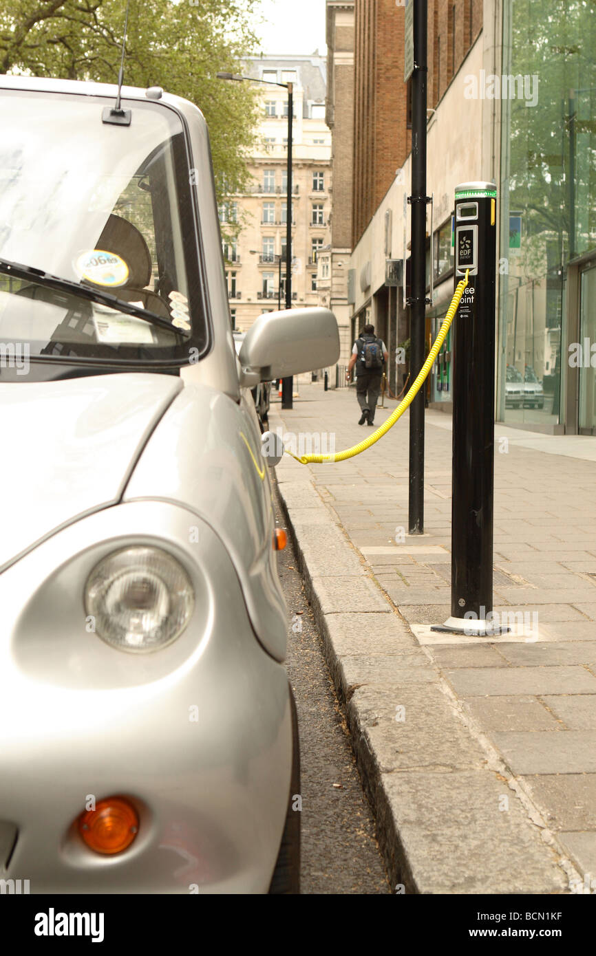 Londra auto elettrica punto di succo di energia elettrica di ricaricare il post in Westminster con G Wiz auto elettrica veicolo collegato Foto Stock