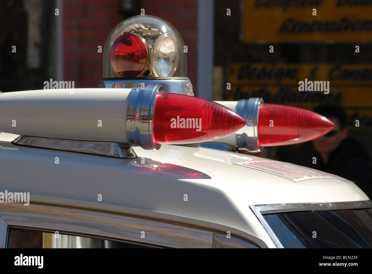 Un vintage Cadillac ambulanza sirena sul tetto e le luci di emergenza. Foto Stock