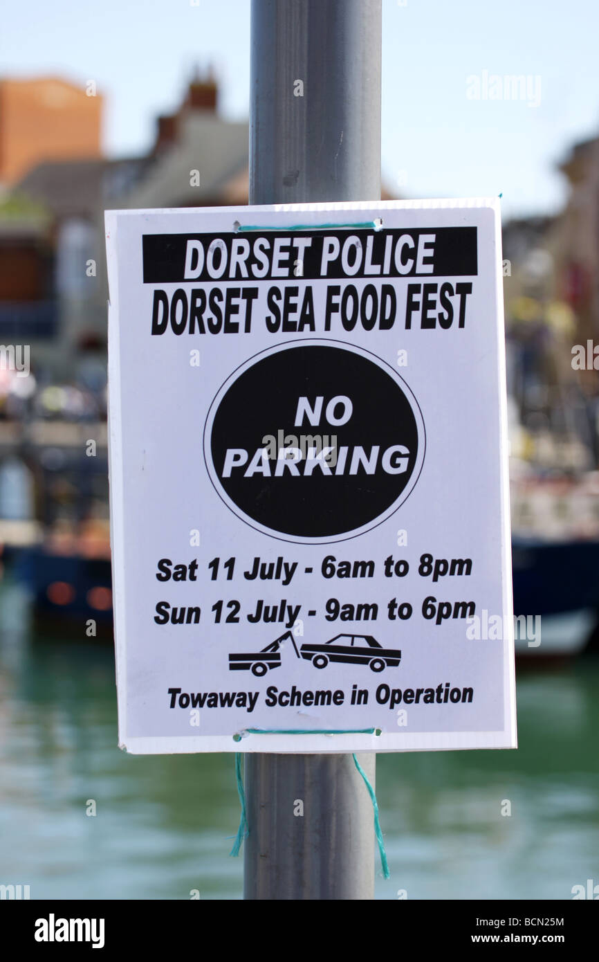 Il Dorset polizia avviso temporanea segno che avverte che la zona è una zona towaway Foto Stock