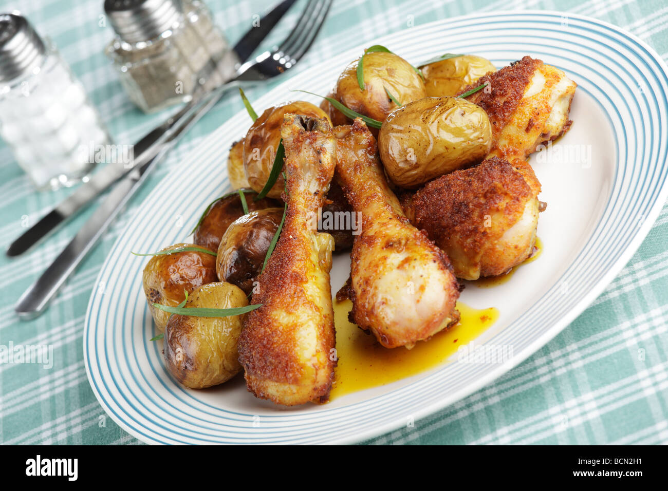 Arrosto di cosce di pollo con patate al forno Foto Stock