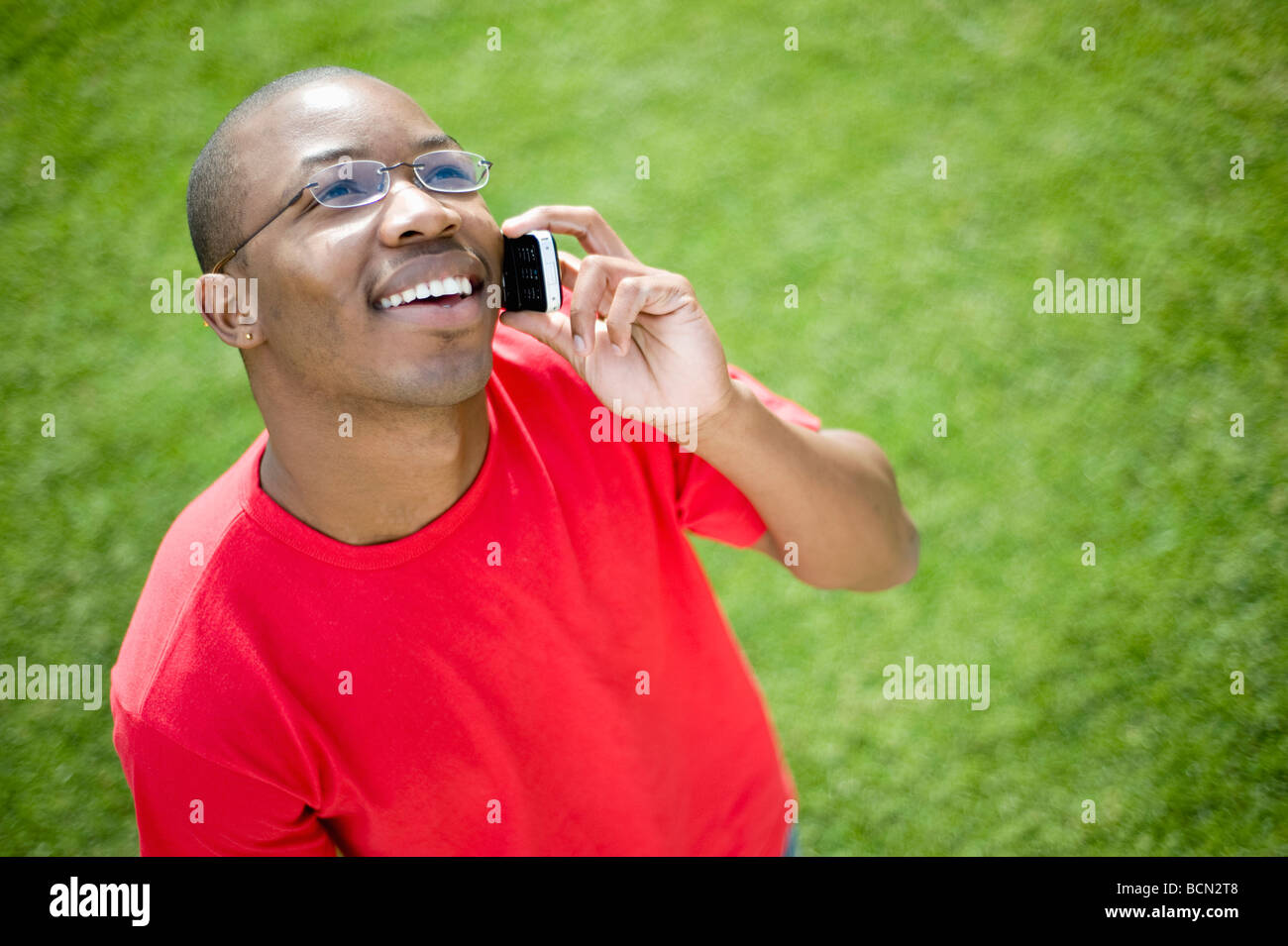 Un giovane uomo su un telefono cellulare, girato da sopra Foto Stock