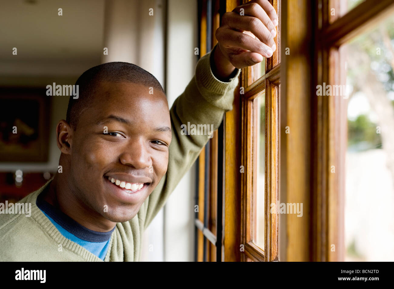 Ritratto di un giovane uomo nella finestra Foto Stock