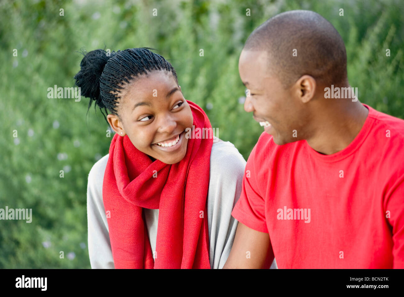 Una giovane coppia godendo un momento Foto Stock