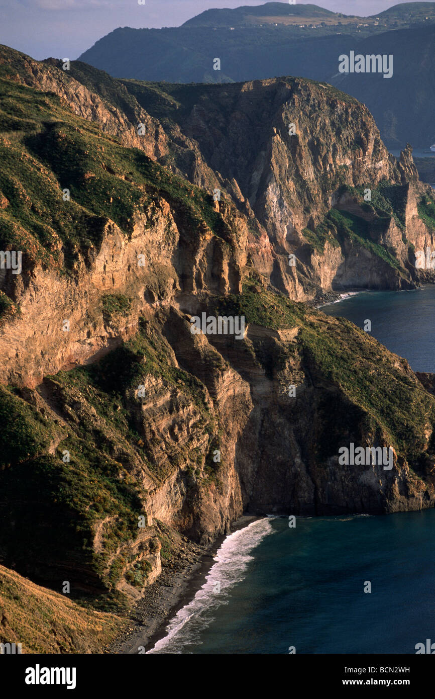 Italia, Sicilia, Isole Eolie, scogliere di Lipari Foto Stock