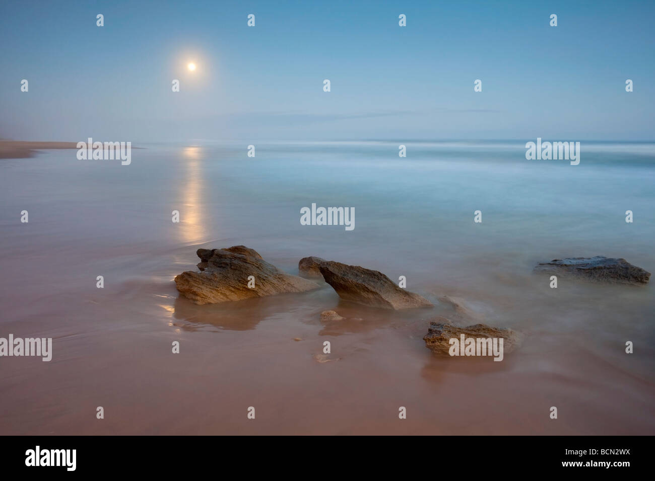 Full Moon Rising su una spiaggia panoramica, Garden Route Foto Stock