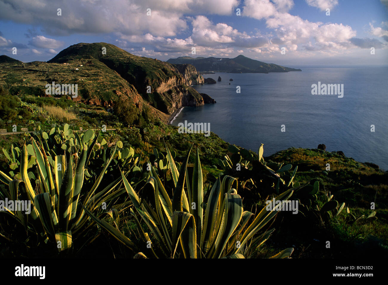 Italia, Sicilia, Isole Eolie, isola di Lipari e Vulcano sullo sfondo Foto Stock