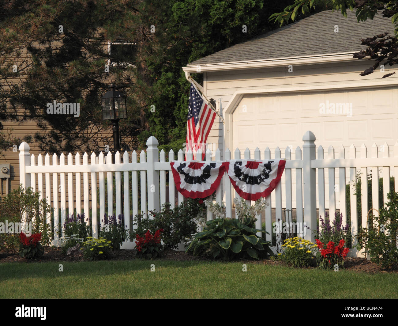 Display patriottica sulla recinzione. Foto Stock