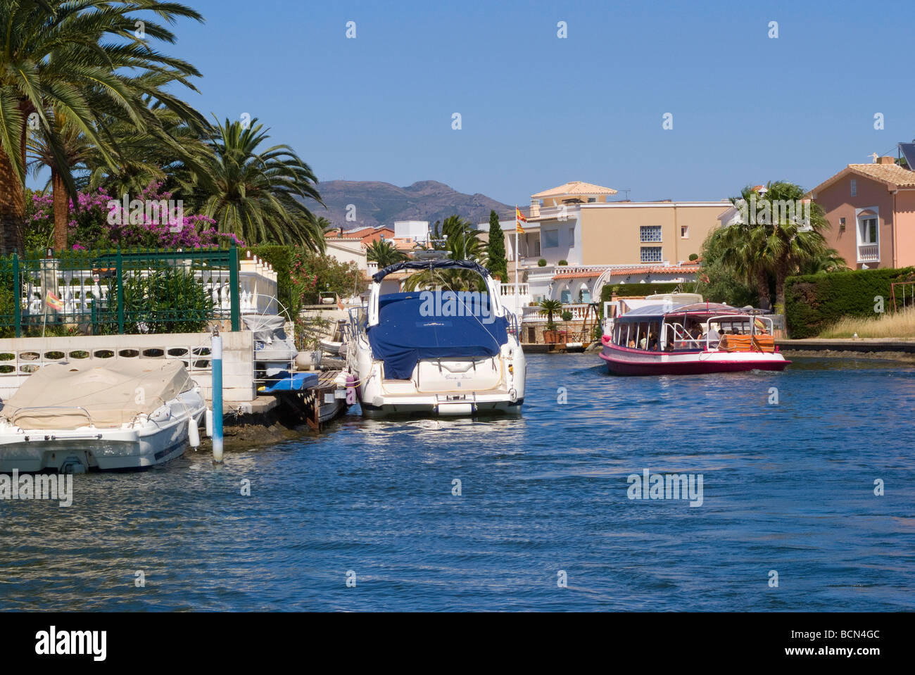 Taxi turistici Tour in Barca di prendere i turisti in crociera della rete dei canali a Empuriabrava Costa Brava Catalogna Spagna Foto Stock