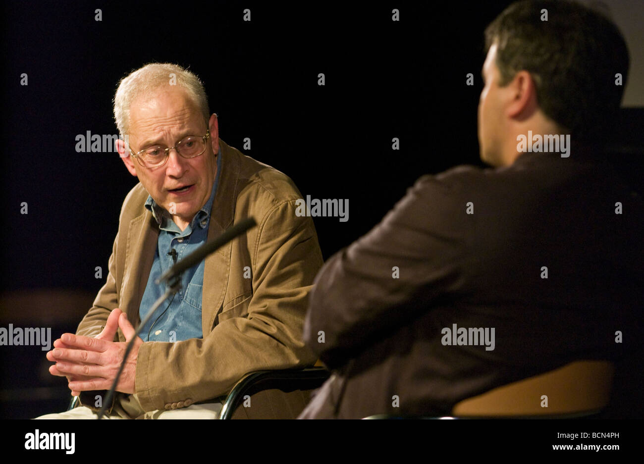 Matthew Engel autore, giornalista ed ex redattore di Wisden raffigurato a Hay Festival 2009 Foto Stock