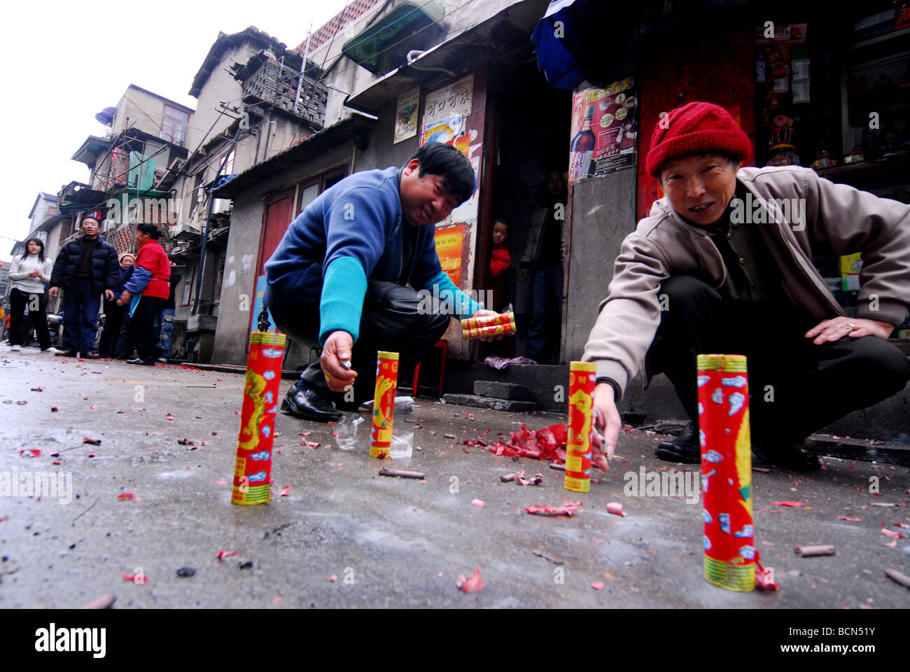 Gli uomini l'impostazione off fire crackers, Shanghai, Cina Foto Stock