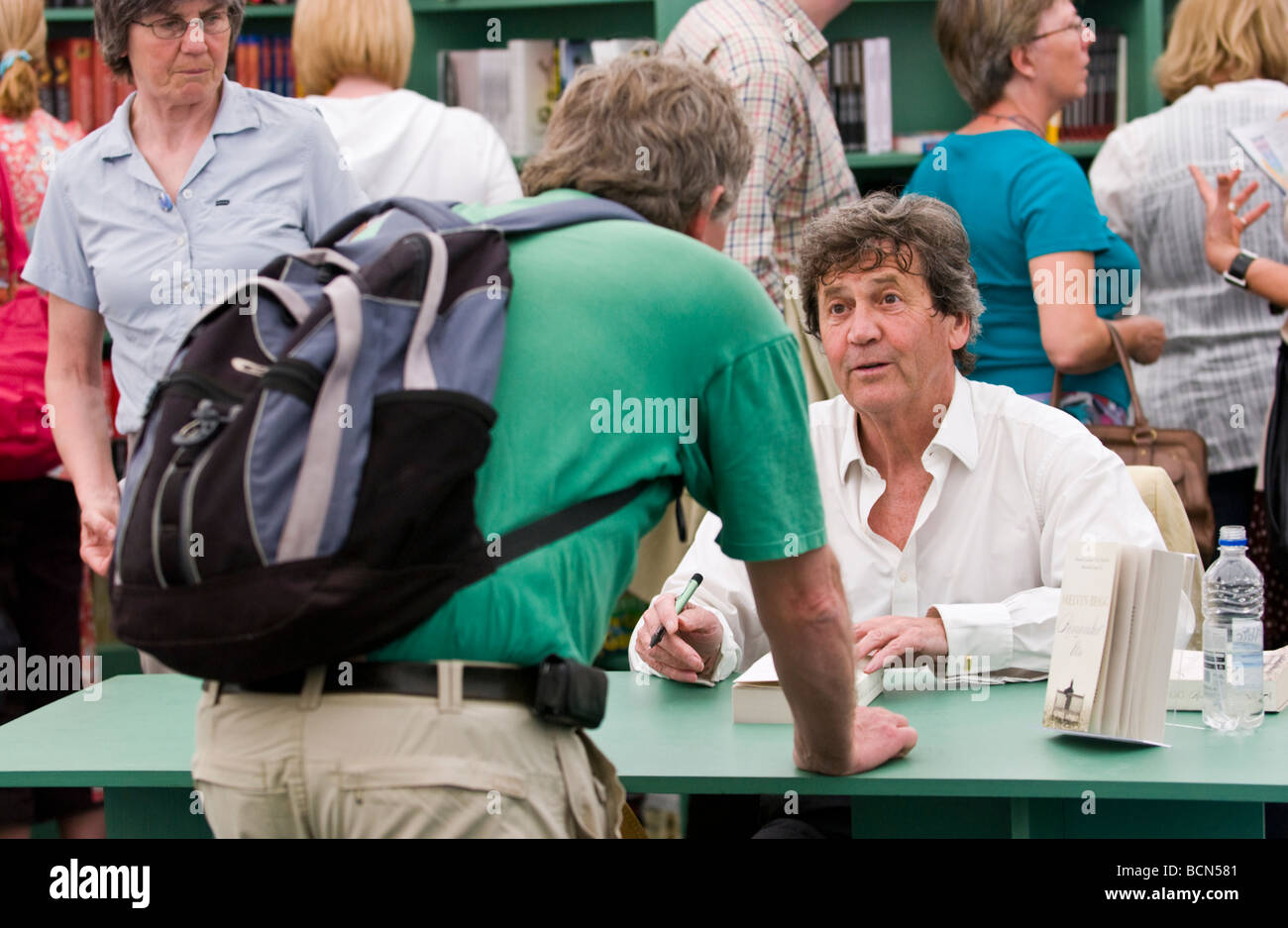 Melvyn Bragg emittente britannica e autore foto libro firma a Hay Festival 2009 Foto Stock