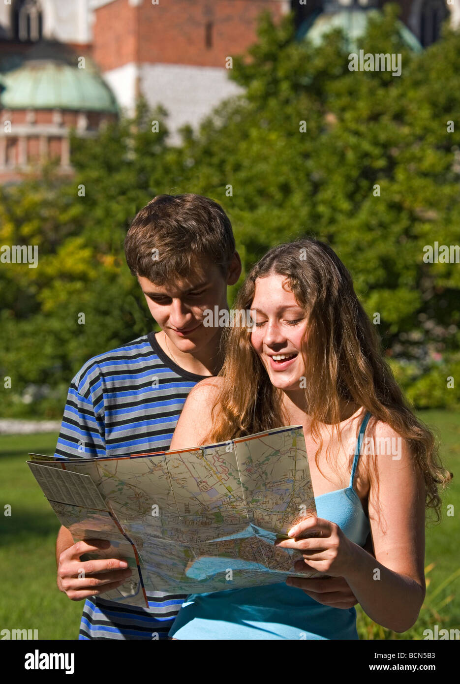 Polonia Cracovia giovane con mappa della città dal Castello di Wawel Foto Stock