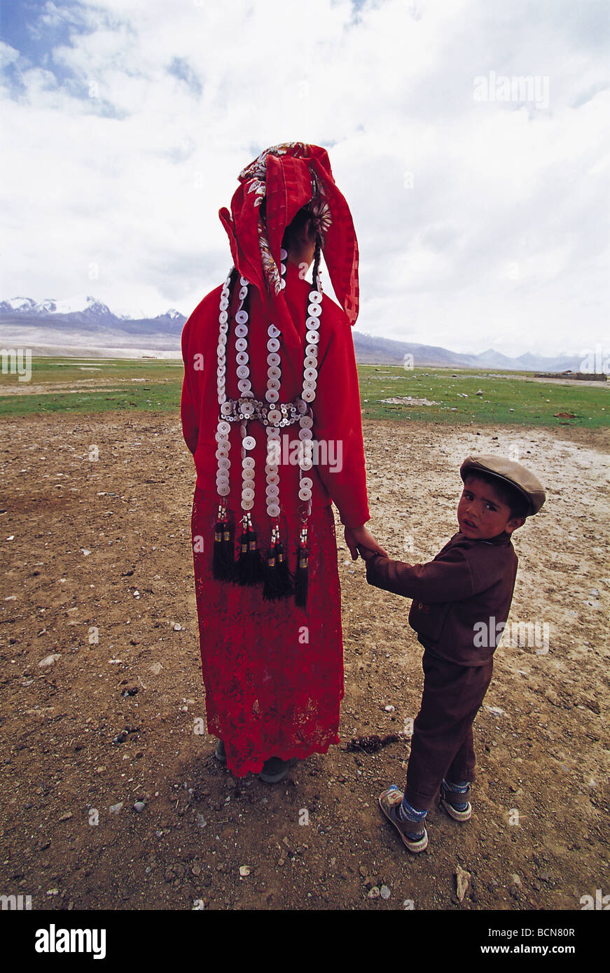Tagiko minoranza etnica donna che indossa elaborato costume e suo figlio, Taxkorgan tagiko contea autonoma, Kashgar Prefettura, Foto Stock
