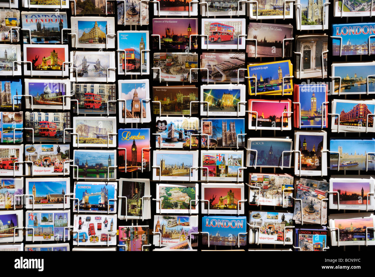 Cartoline turistiche di Londra su un supporto Foto Stock