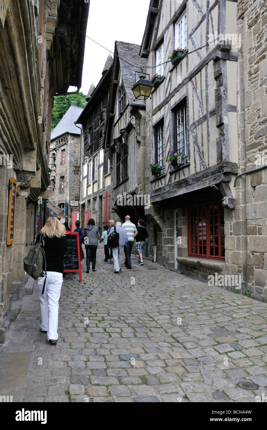 Street View di Dinan Francia che mostra la pietra e la metà degli edifici con travi di legno e le strade di ciottoli Foto Stock