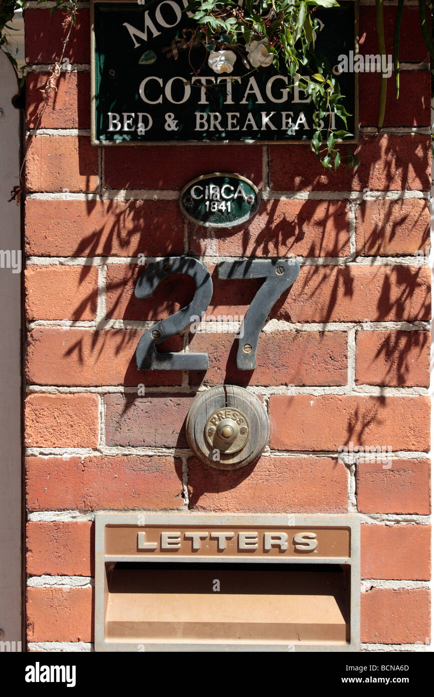 Gatepost del bed and breakfast cottage con campanello numero e letterbox in Guildford Australia Occidentale Foto Stock