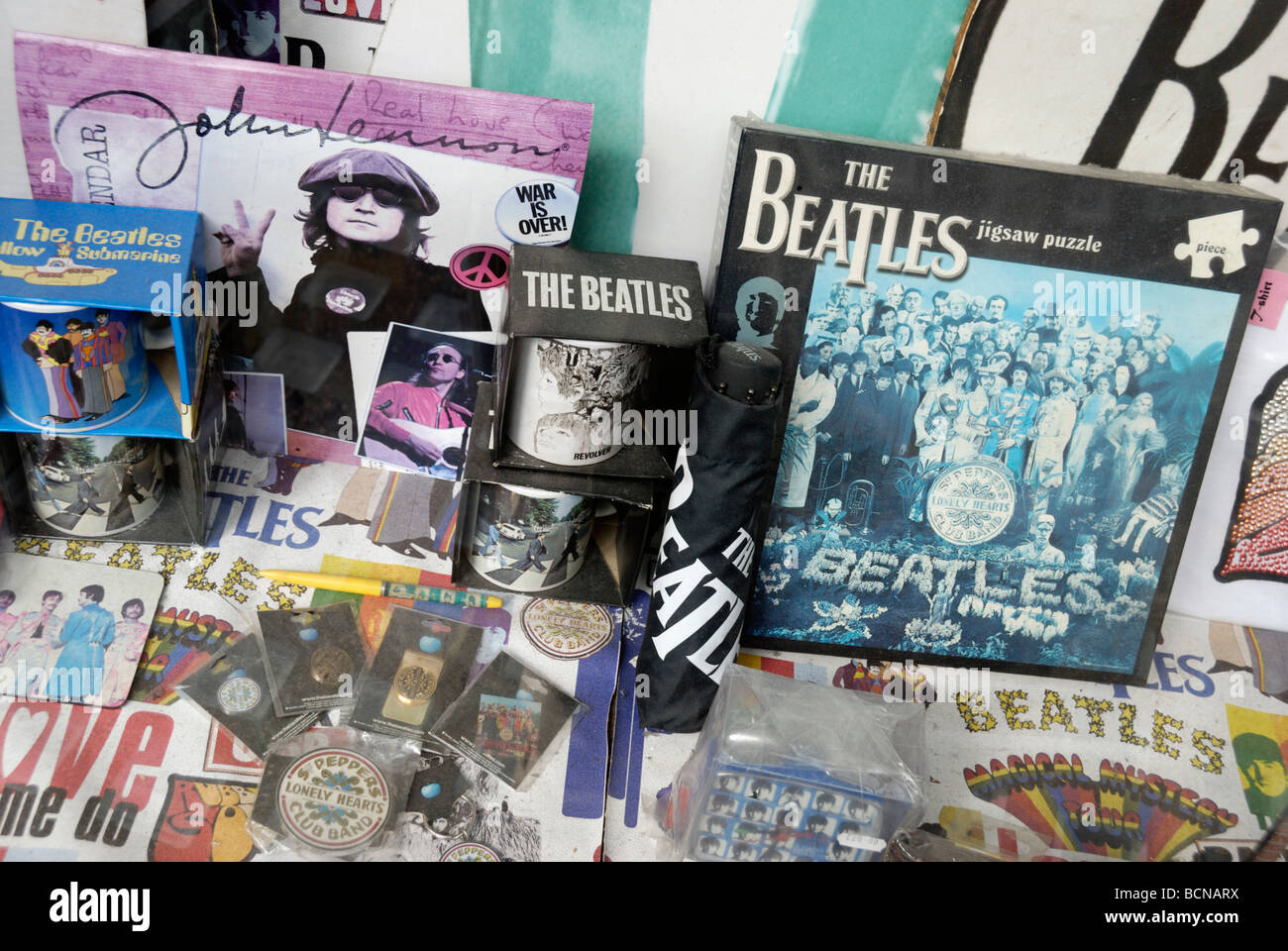 Close up di memorabilia dei Beatles in vetrina Foto Stock