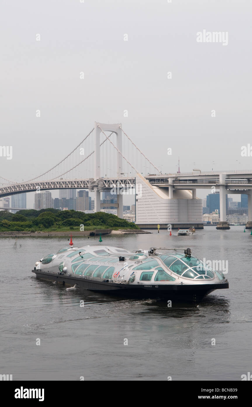 Vista del Ponte di Arcobaleno nel nord della Baia di Tokyo attraverso il Tokyo nave da crociera sightseeing bus acquatico dall isola di Odaiba, il Tokyo Giappone Foto Stock