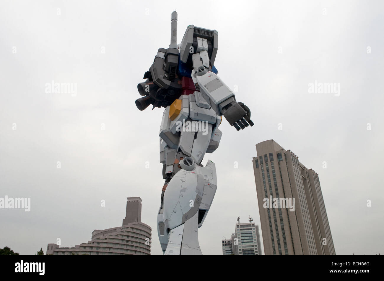 Il gigante enorme replica del robot fantascienza animazione Gundam in Odaiba Seaside Park a Tokyo Giappone Foto Stock