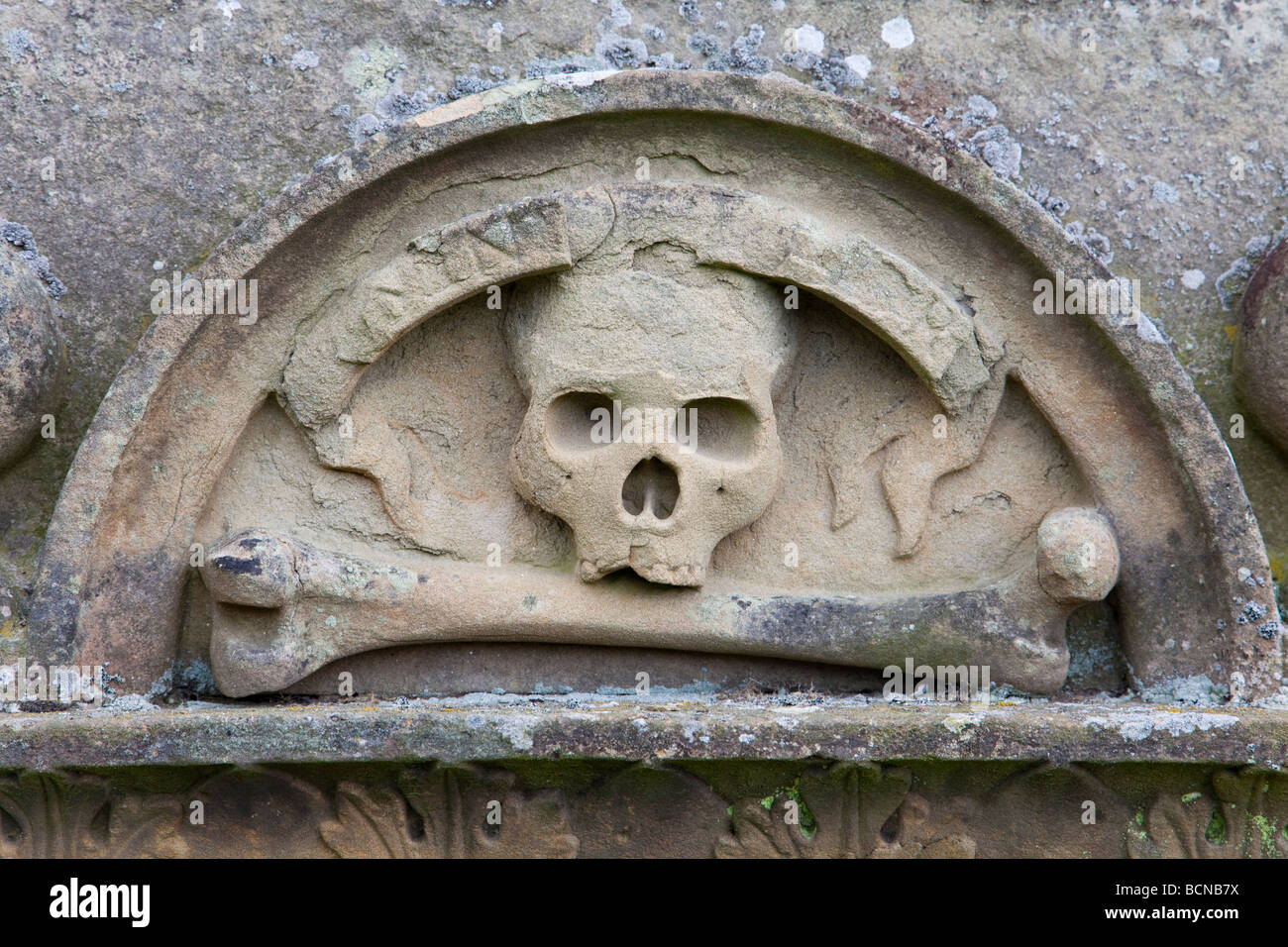 Cranio e osso intagliare sulla vecchia lastra tombale Foto Stock Cranio e osso intagliare sulla vecchia lastra tombale Foto Stock