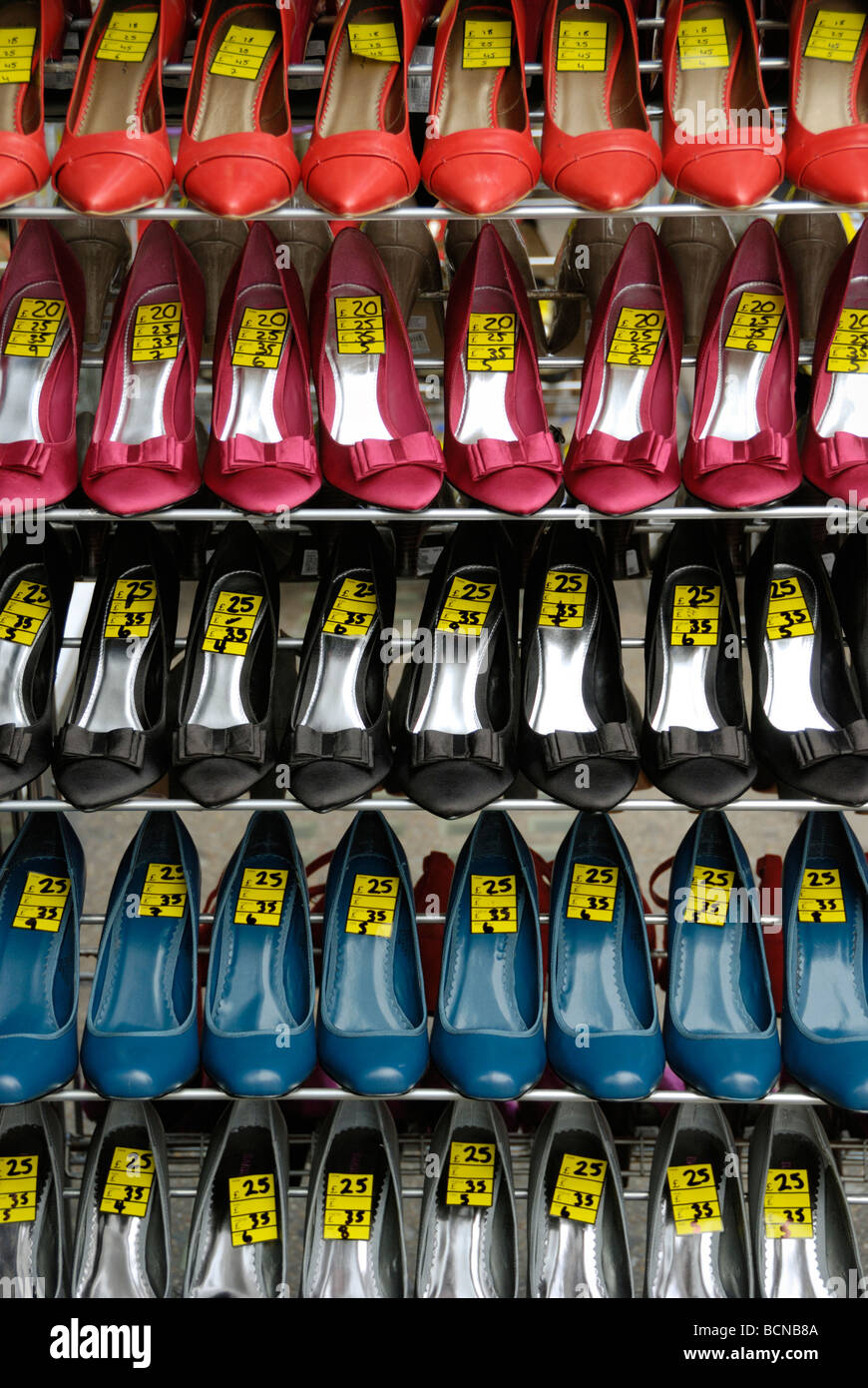 Un espositore da scaffale scarpe da corsa in un supermercato Foto stock -  Alamy