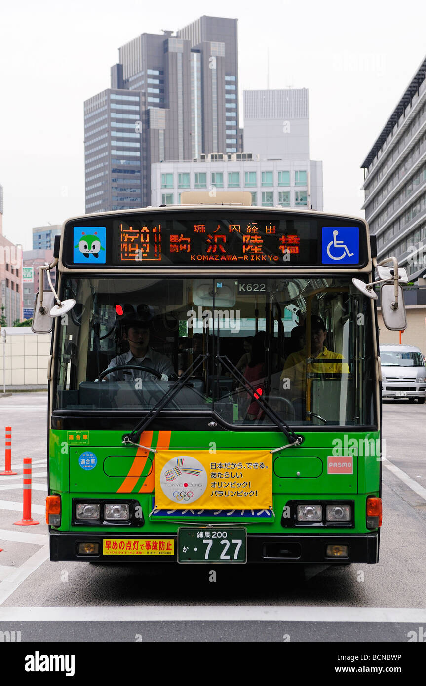 Un autobus pubblico nel quartiere di Shinjuku Giappone Foto Stock