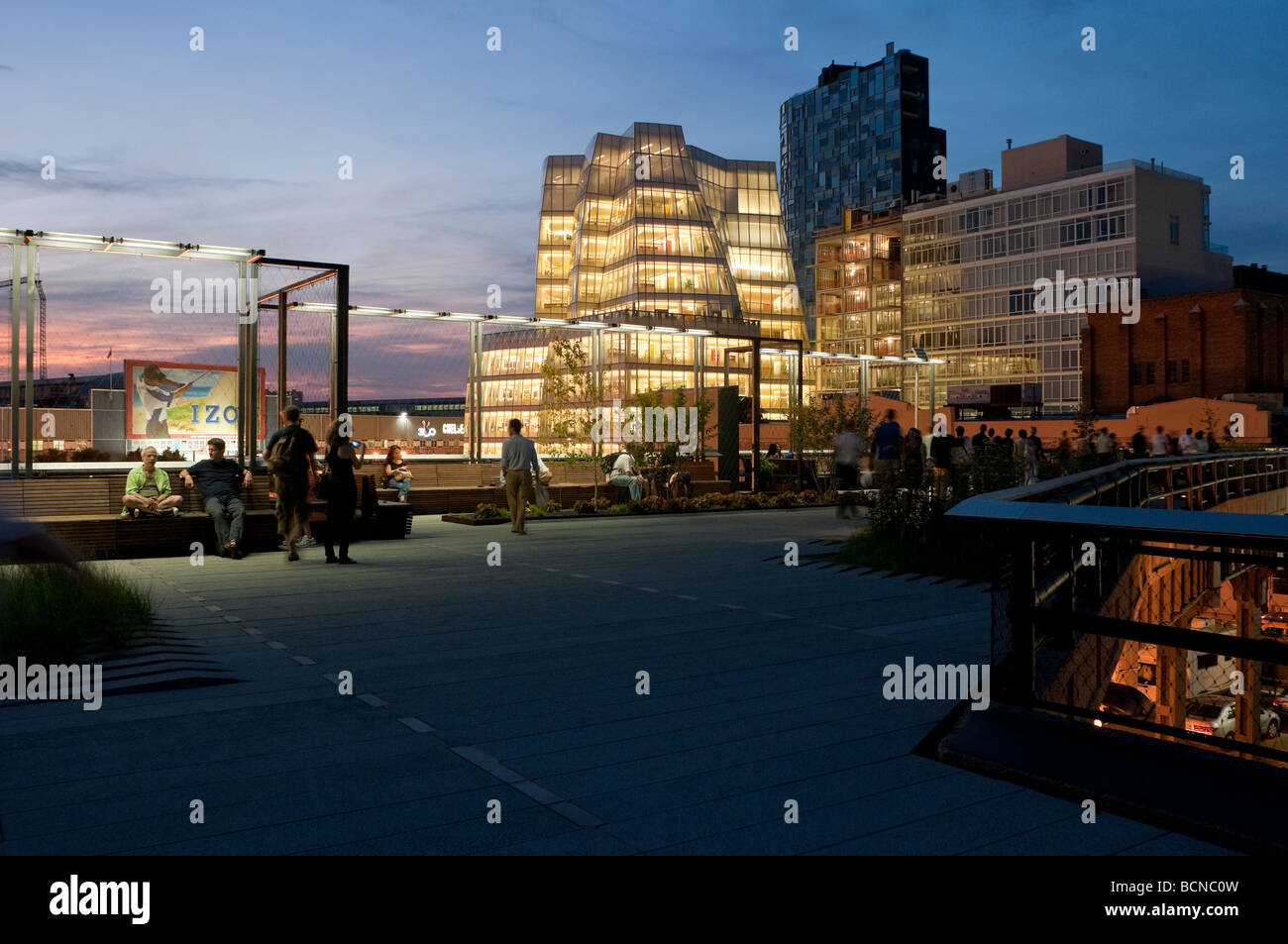 New York NY 15 luglio 2009 sera sulla linea alta con Frank Gehry s centro IAC all'orizzonte Foto Stock