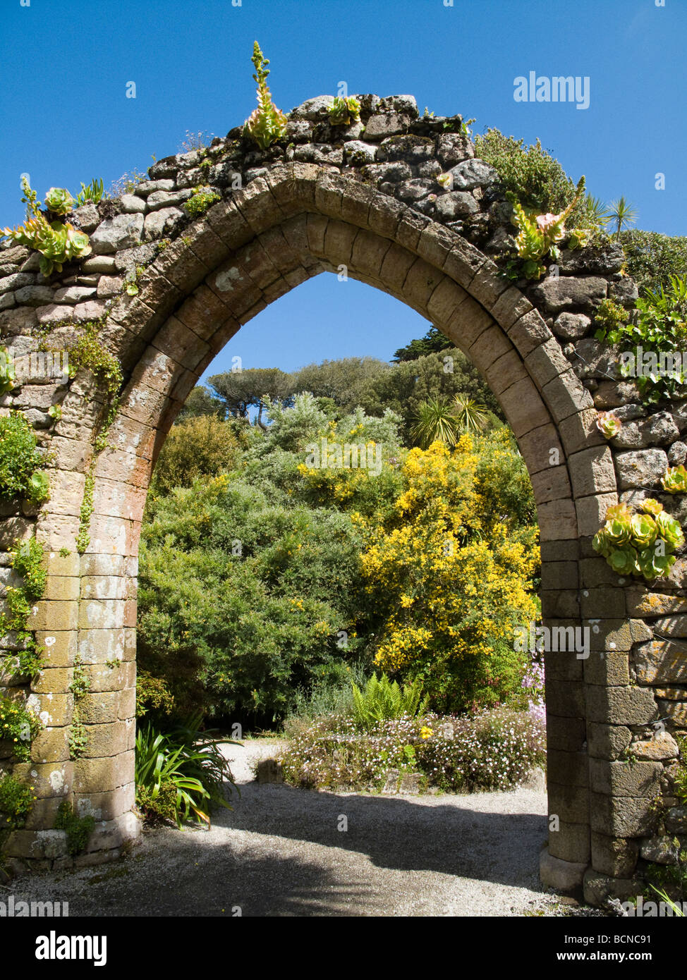 Arco di pietra a Tresco Abbey Gardens, Isola di Scilly Inghilterra Foto Stock