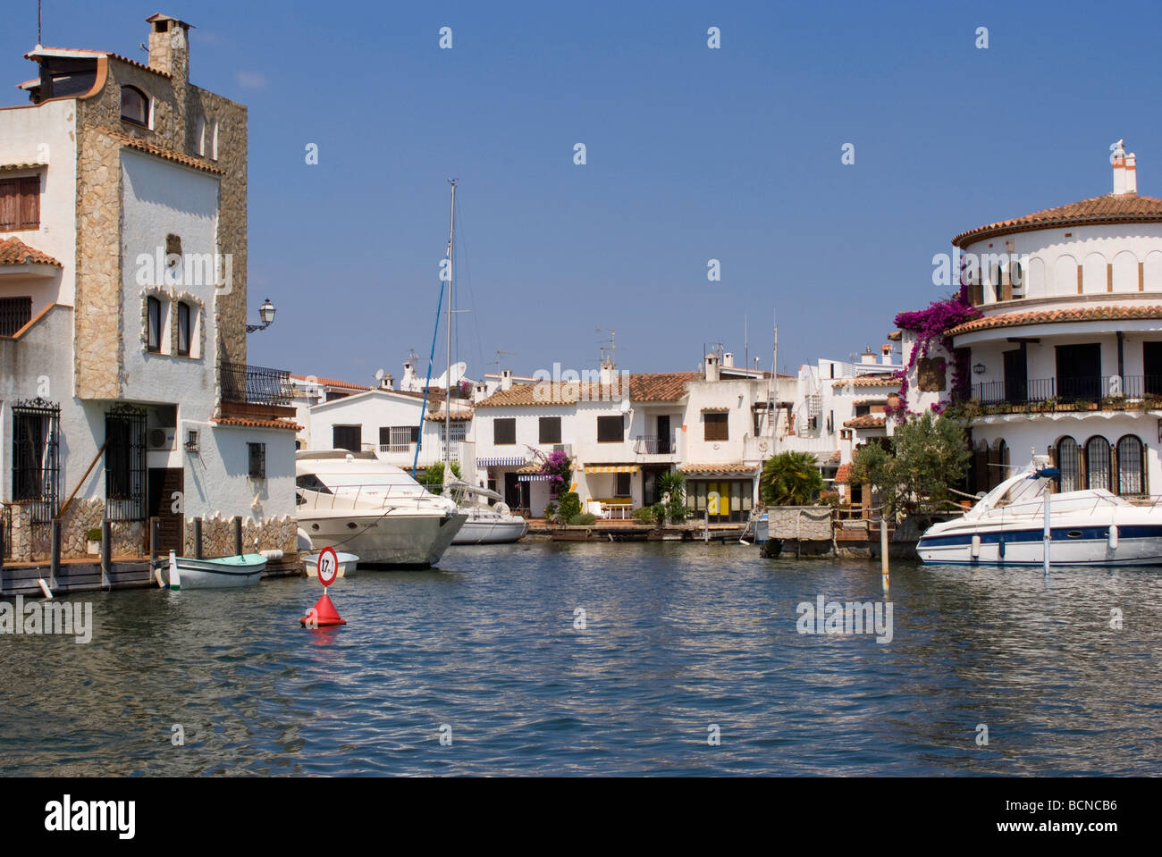 Parte della rete dei canali con ville barche e Ormeggi privati a Empuriabrava Costa Brava Spagna Europa Espana Foto Stock