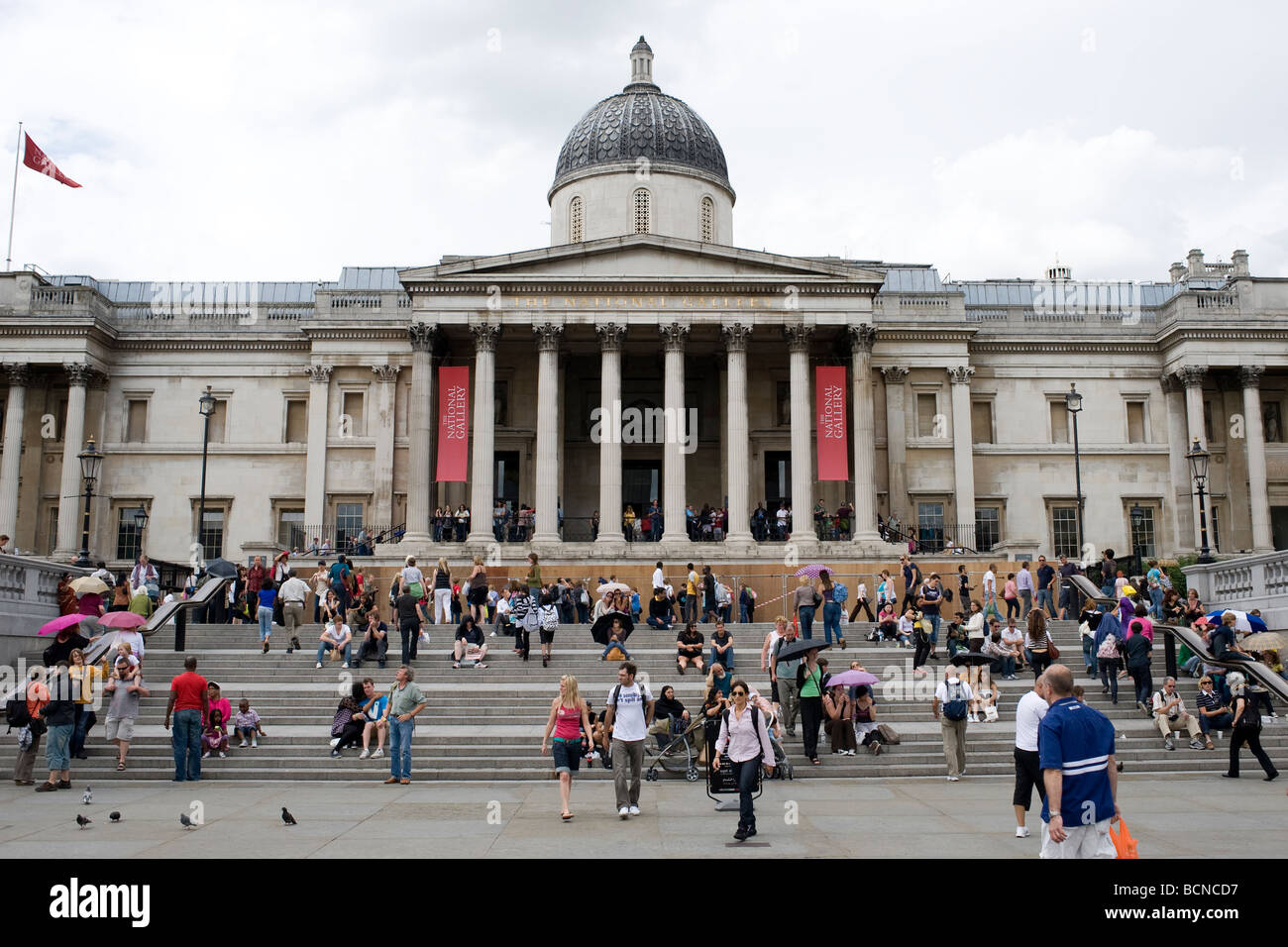 La National Gallery di Londra , Inghilterra, visto da Trafalgar Square. Foto Stock
