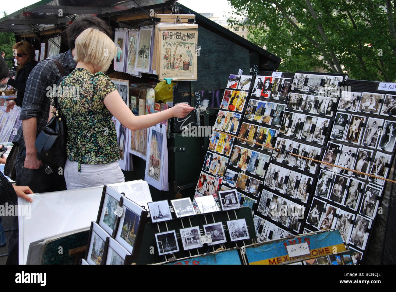 Shopping per le cartoline Parigi Francia Foto Stock