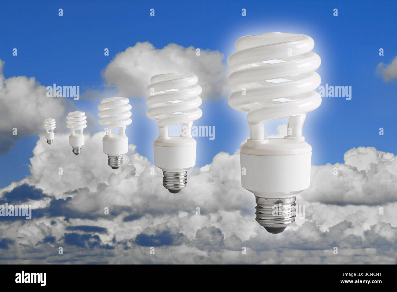 Lampada compatta a fluorescenza, lampadina CFL fluttuante nel cielo Foto Stock
