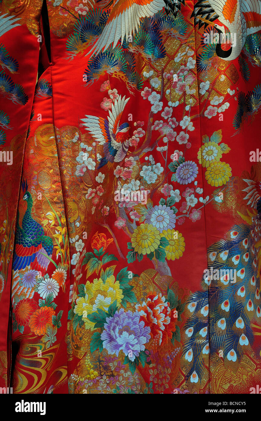 L'intricato dettaglio di un tradizionale Uchikake giapponese, un kimono per matrimoni altamente formale. Foto Stock