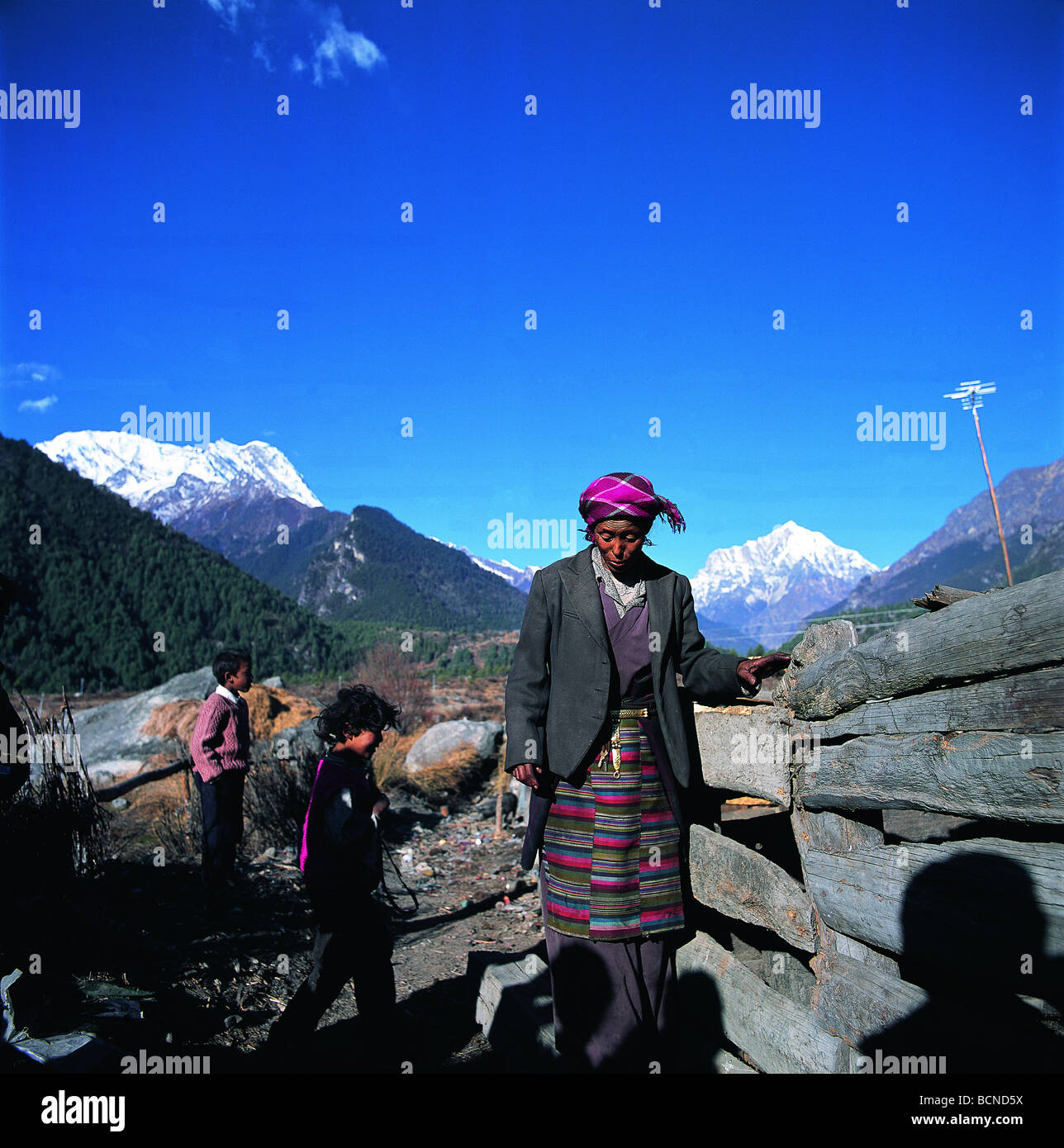 Tamang minoranza etnica donna in tibetano tradizionale abbigliamento e stile western camicia, Gyirong County, Prefettura di Shigatse, Foto Stock