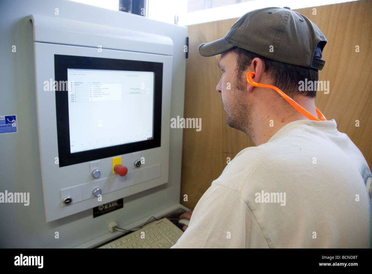 Corsi di formazione per operatori entranti nella scuola per maestri artigiani presso la Camera di Commercio della scheda di controllo di una macchina CNC Foto Stock