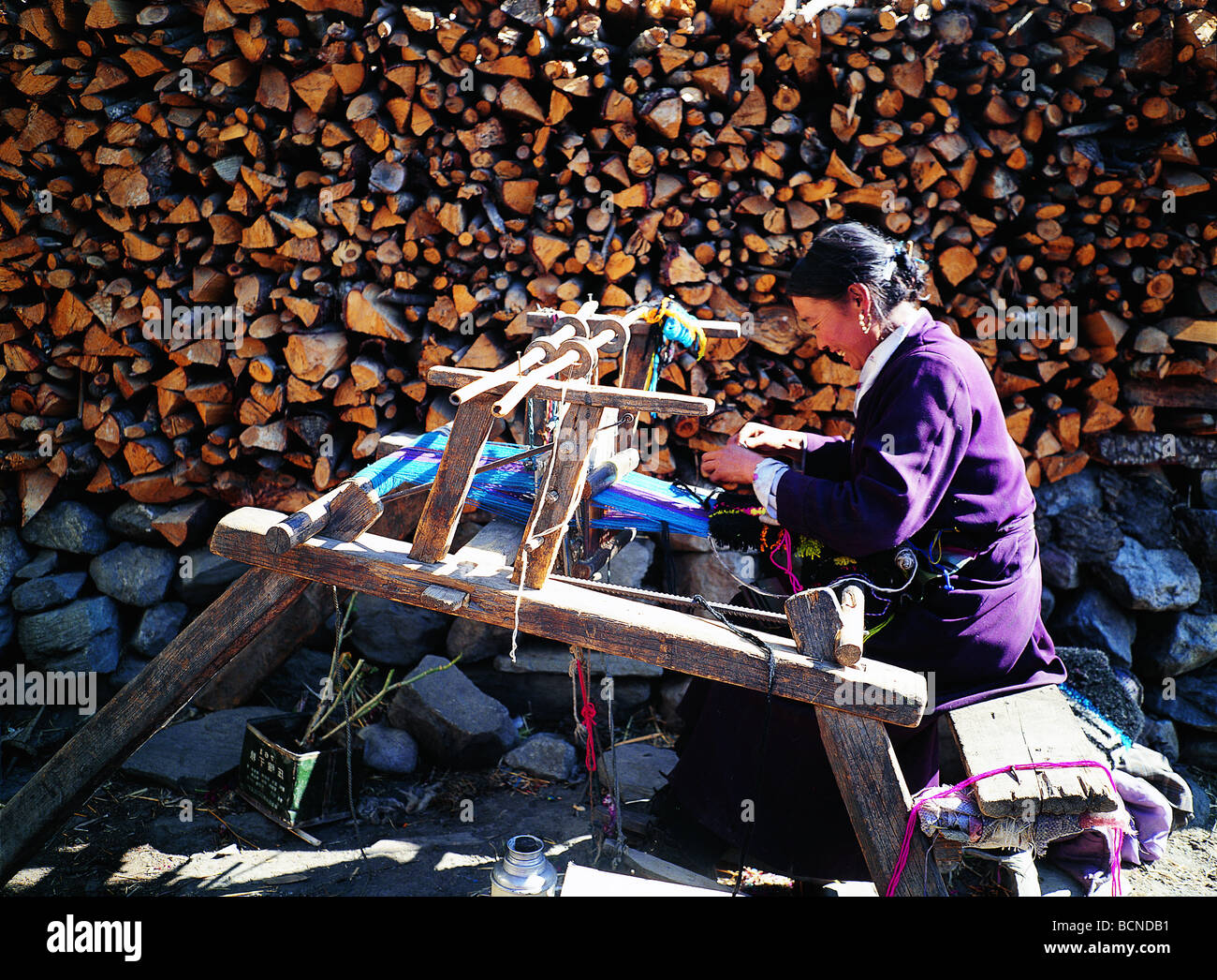 Tamang minoranza etnica donna tappeto di tessitura, Gyirong County, Prefettura di Shigatse, nel Tibet, Cina Foto Stock