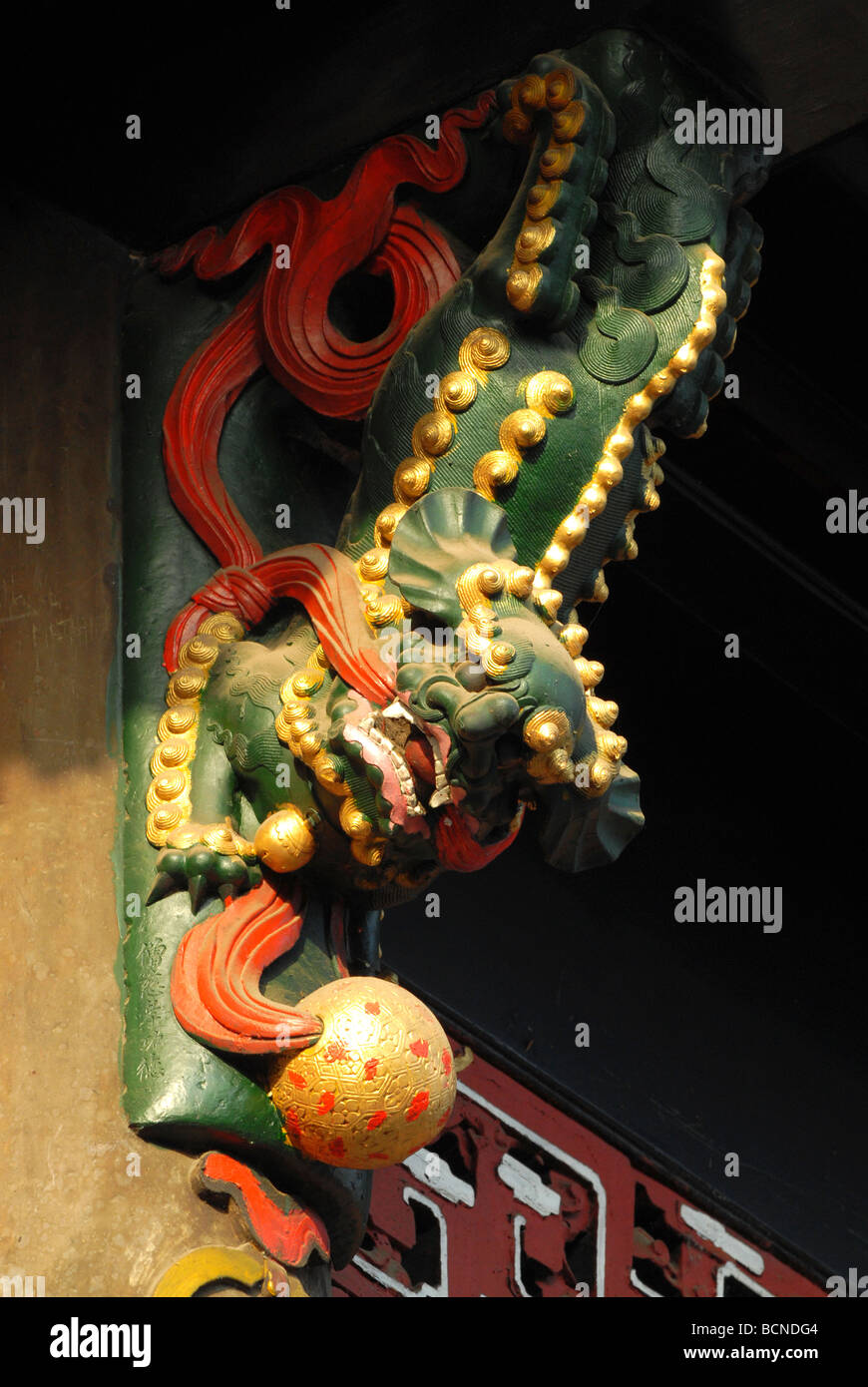 Lion colonna sagomata decorazione, Tempio Wenshu, Chengdu, Sichuang Provincia, Cina Foto Stock