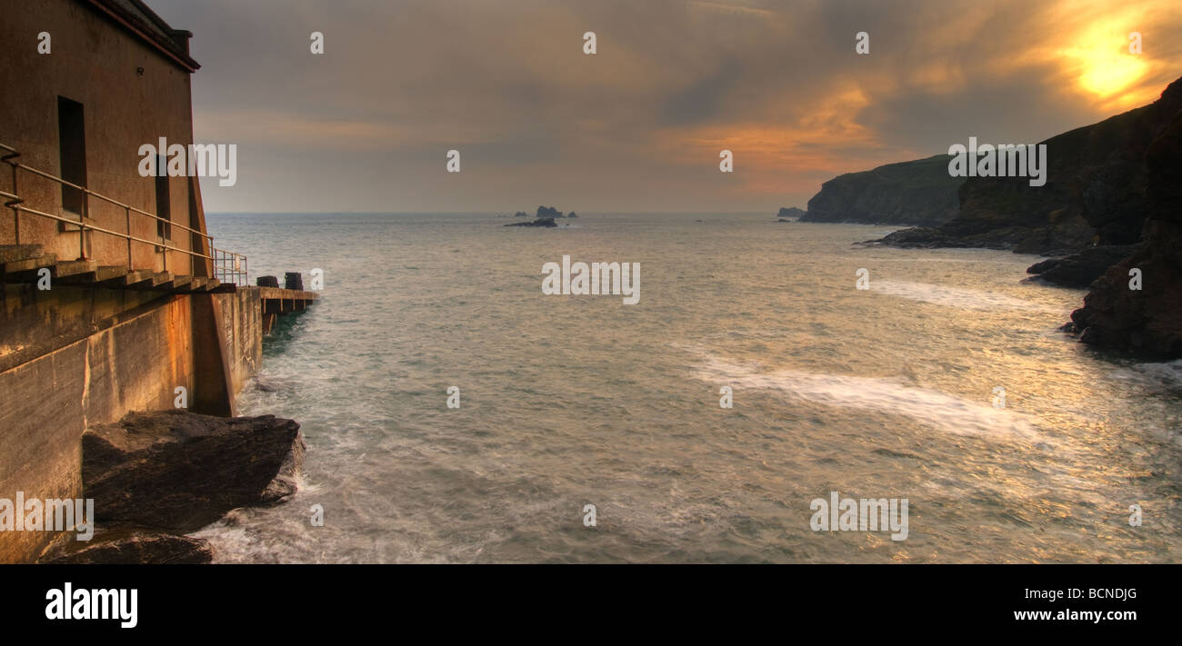 Tramonto a la vecchia stazione di salvataggio Lizard Point Cornovaglia Foto Stock