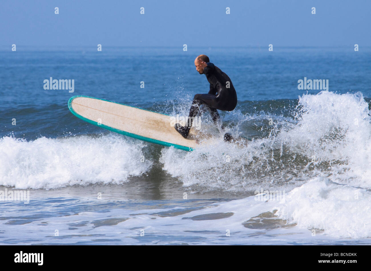 Mare del Nord Surfer in azione Foto Stock