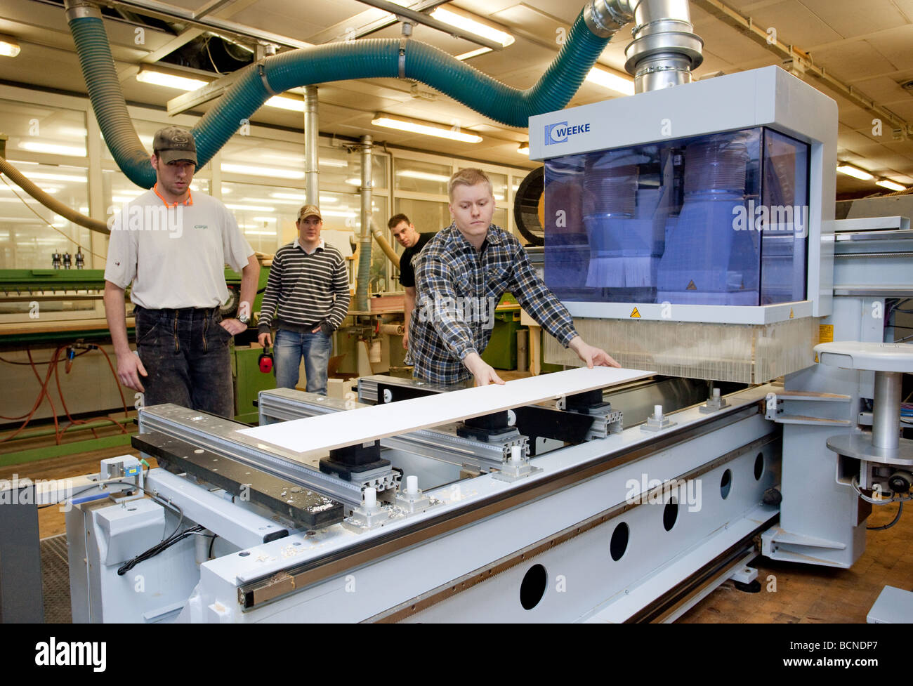 Corsi di formazione per operatori entranti nella scuola per maestri artigiani nella camera di commercio macchina CNC Foto Stock