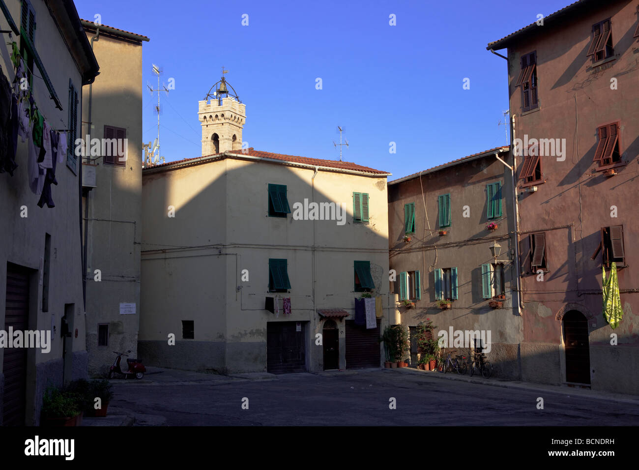 Tradizionale antica casa anteriore nell'Europa mediterranea (Italiano architettura medievale), Piombino, Italia, Europa Foto Stock
