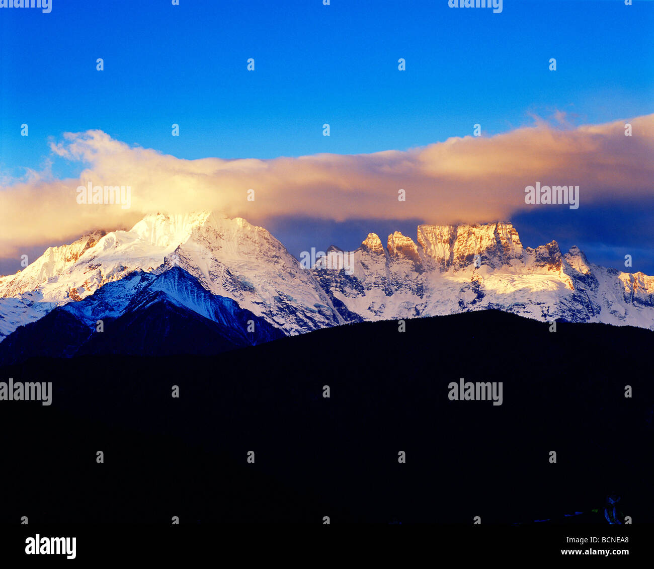 Vista maestosa del picco Miancimu e Jiwarenan picco, Meili Snow Mountain, Shangri-la, DiQing tibetano prefettura autonoma, Foto Stock