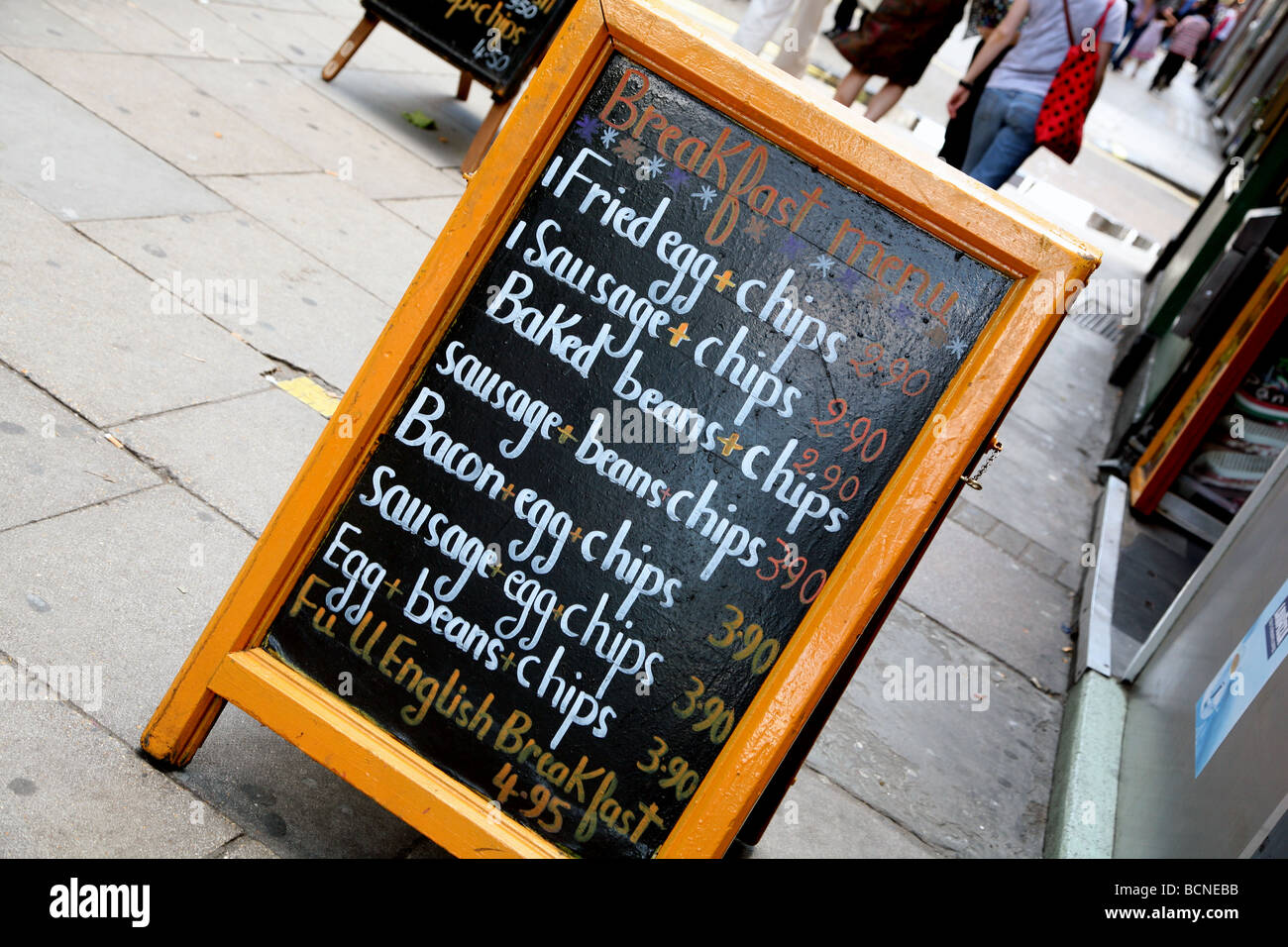 Il menu della prima colazione al di fuori del centro di Londra cafe Foto Stock