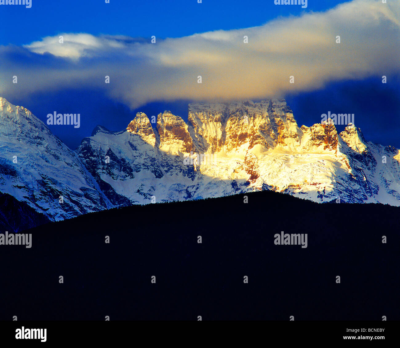 Vista maestosa del picco Jiwarenan, Meili Snow Mountain, Shangri-la, DiQing tibetano prefettura autonoma, nella provincia dello Yunnan in Cina Foto Stock