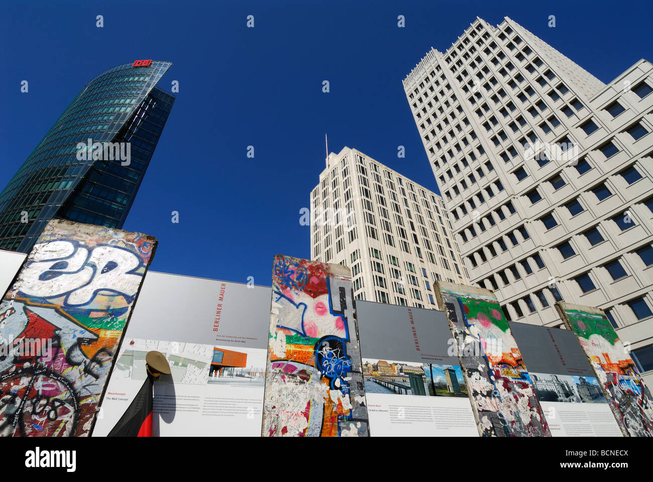 Berlino Germania mostra su Potsdamer Platz commemorando venti anni dalla caduta del muro di Berlino Foto Stock